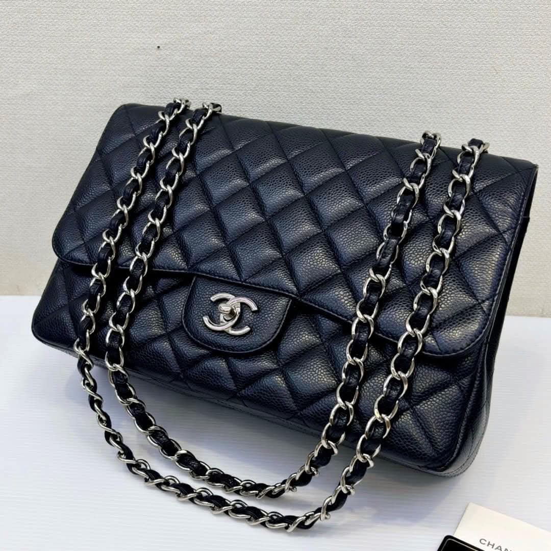 Chanel Classic maxi single flap