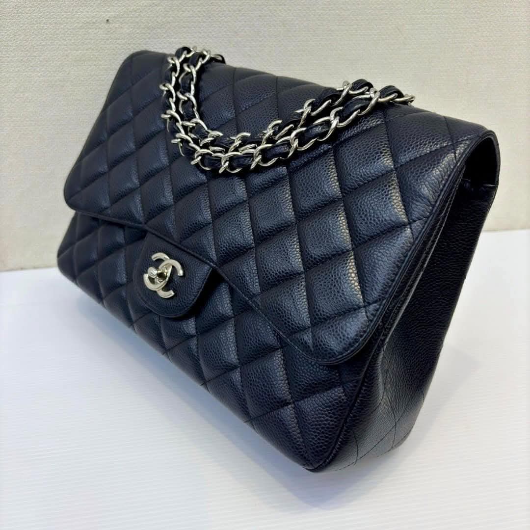Chanel Classic maxi single flap