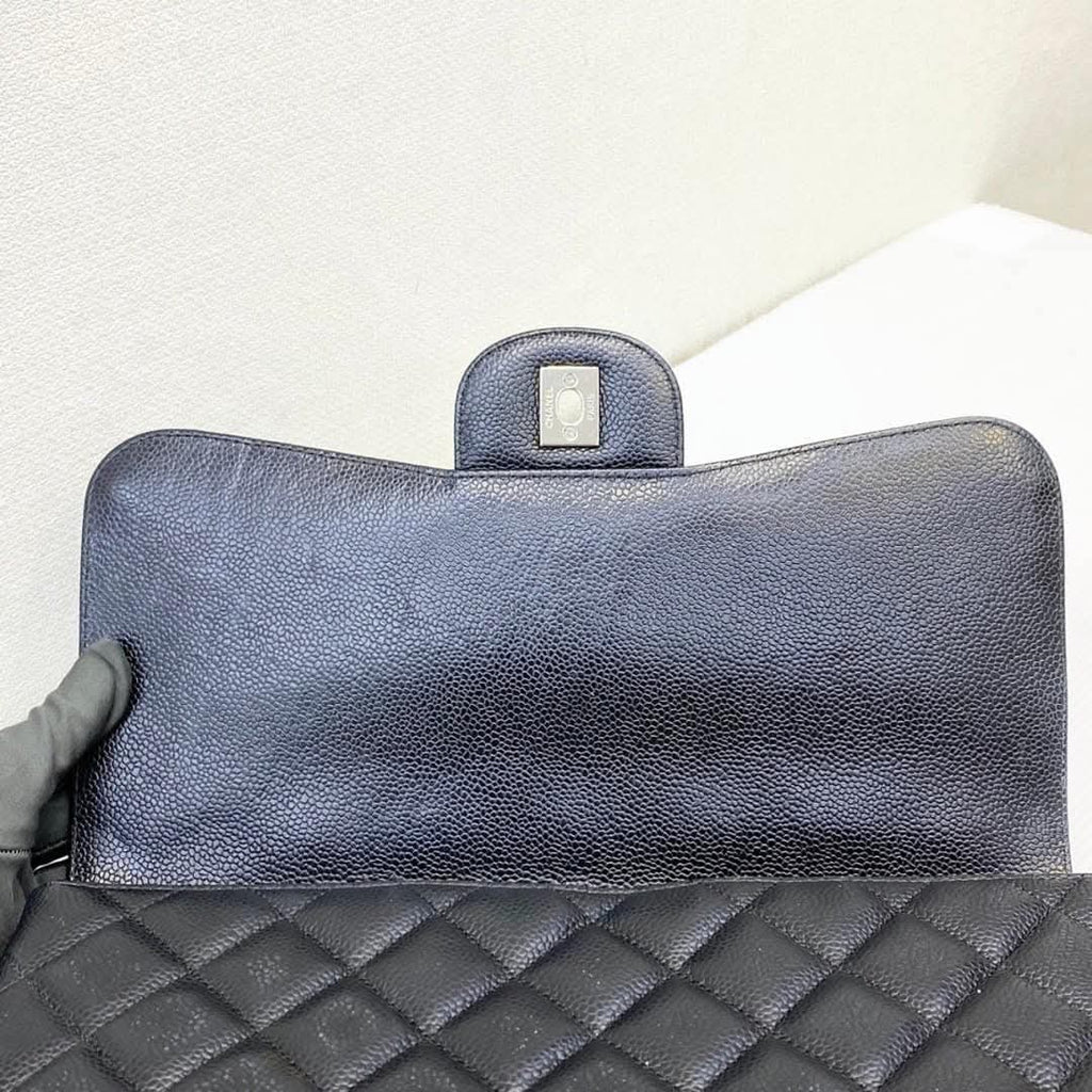 Chanel Classic maxi single flap