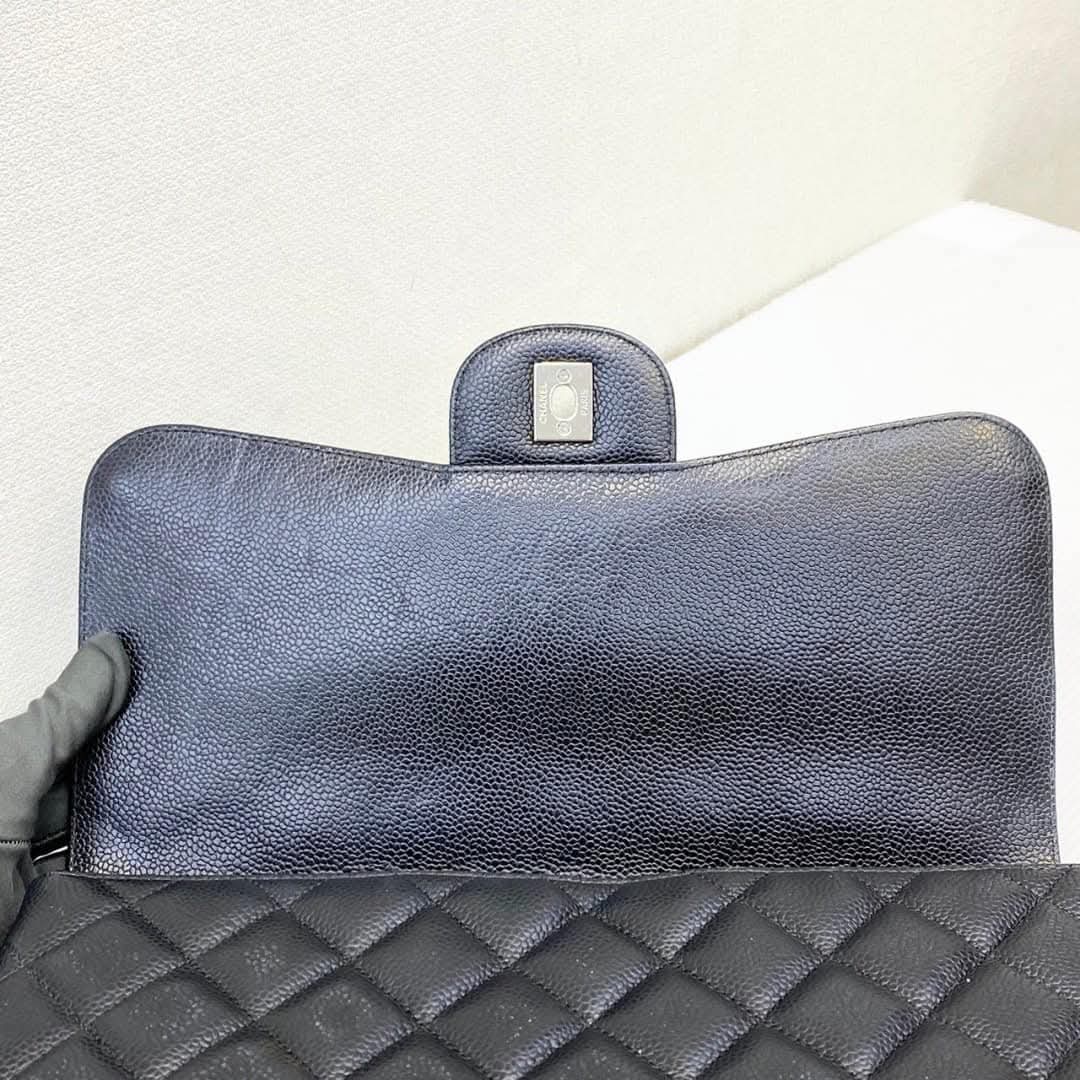 Chanel Classic maxi single flap