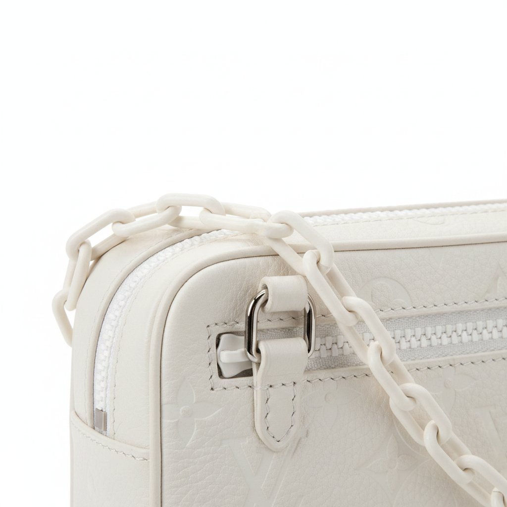 Louis Vuitton Volga Clutch – chain strap detail